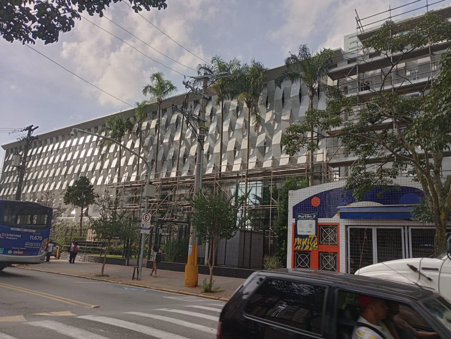 Portas de ACM Sob Medida, personalize sua entrada com a Ômega!
