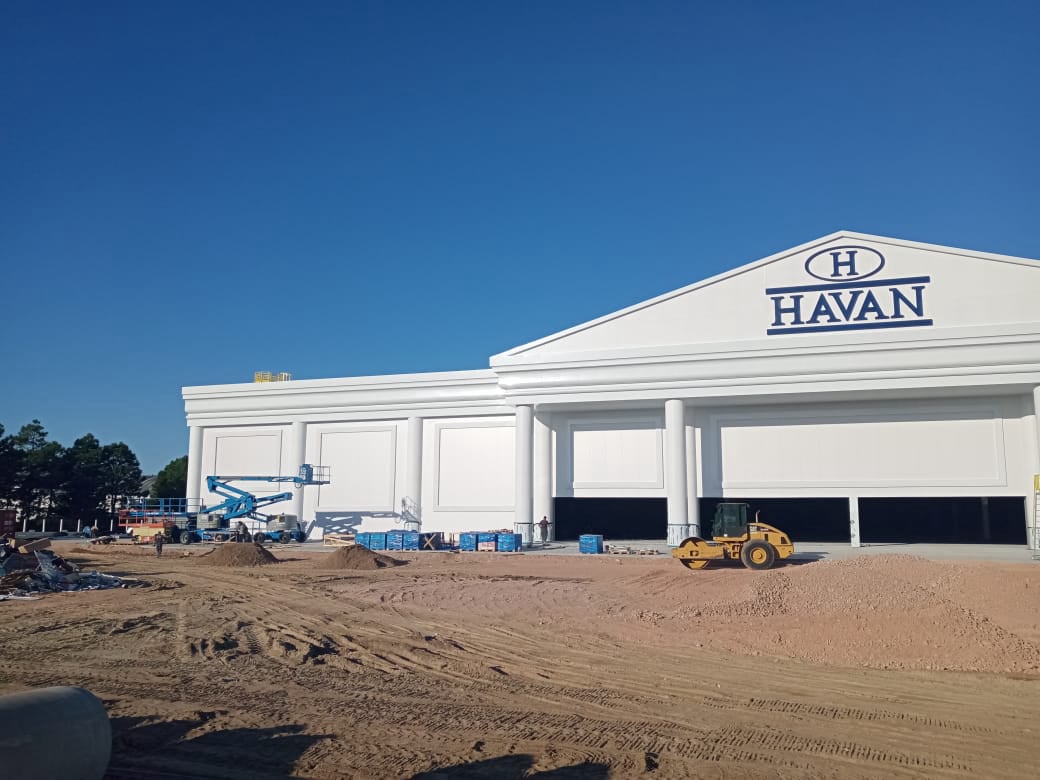 A Ômega Revestimentos realizou a construção de uma casa isolada no campo para a Obra Havan, com 8.732m², unindo design funcional e alta qualidade.