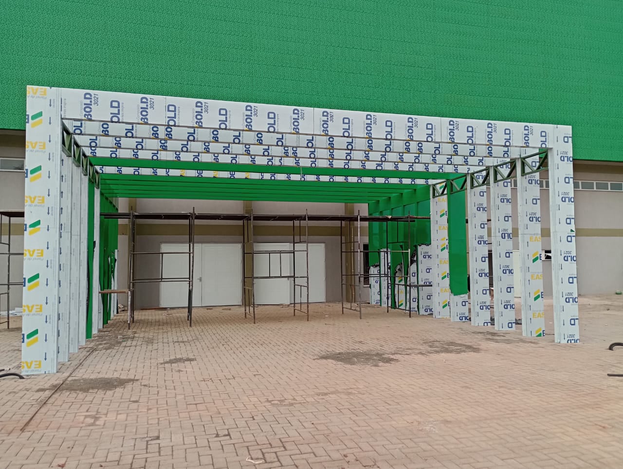 Portas de ACM Sob Medida, personalize sua entrada com a Ômega!